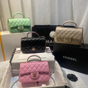 Branded Handbags Liquidation Pallets – 100 Brand New Purses